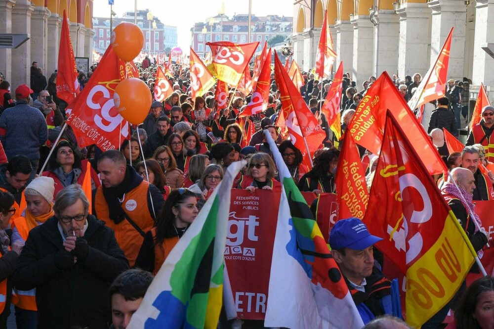 Ciocniri între manifestanţi şi forţe de ordine la Paris. Protestatarii sunt nemulțumiți de creșterea vârstei de pensionare - Imaginea 6