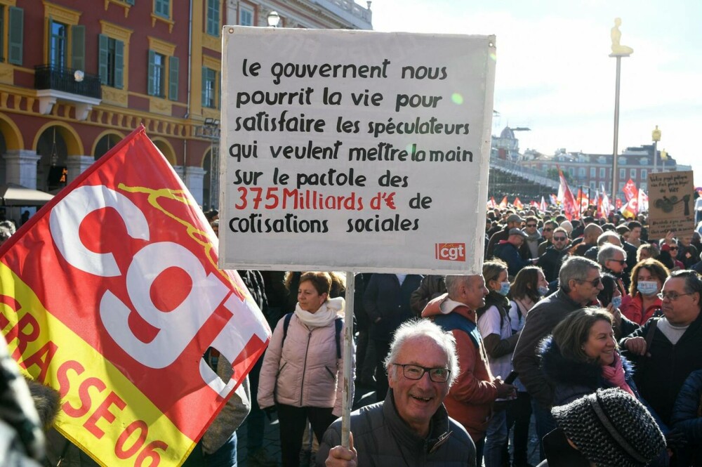 Ciocniri între manifestanţi şi forţe de ordine la Paris. Protestatarii sunt nemulțumiți de creșterea vârstei de pensionare - Imaginea 7
