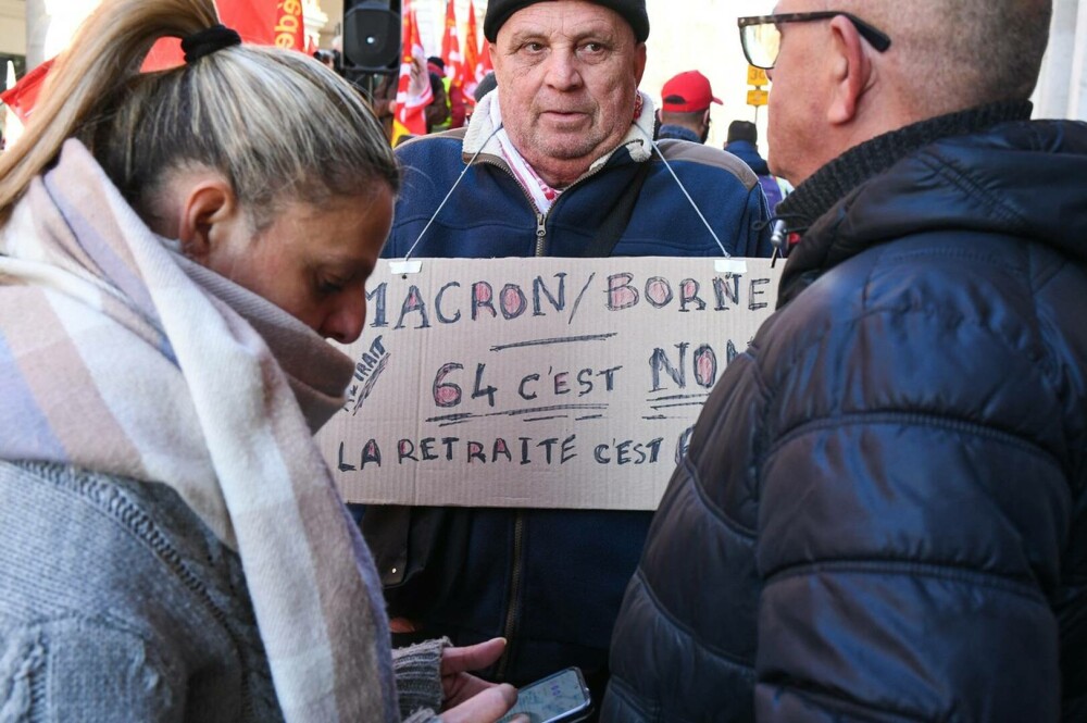 Ciocniri între manifestanţi şi forţe de ordine la Paris. Protestatarii sunt nemulțumiți de creșterea vârstei de pensionare - Imaginea 8