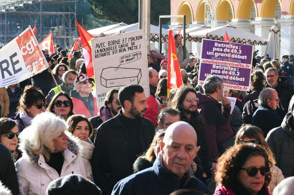 Ciocniri între manifestanţi şi forţe de ordine la Paris. Protestatarii sunt nemulțumiți de creșterea vârstei de pensionare - Imaginea 9