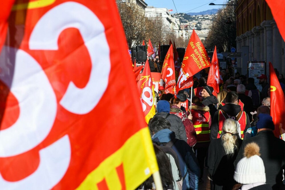 Ciocniri între manifestanţi şi forţe de ordine la Paris. Protestatarii sunt nemulțumiți de creșterea vârstei de pensionare - Imaginea 10