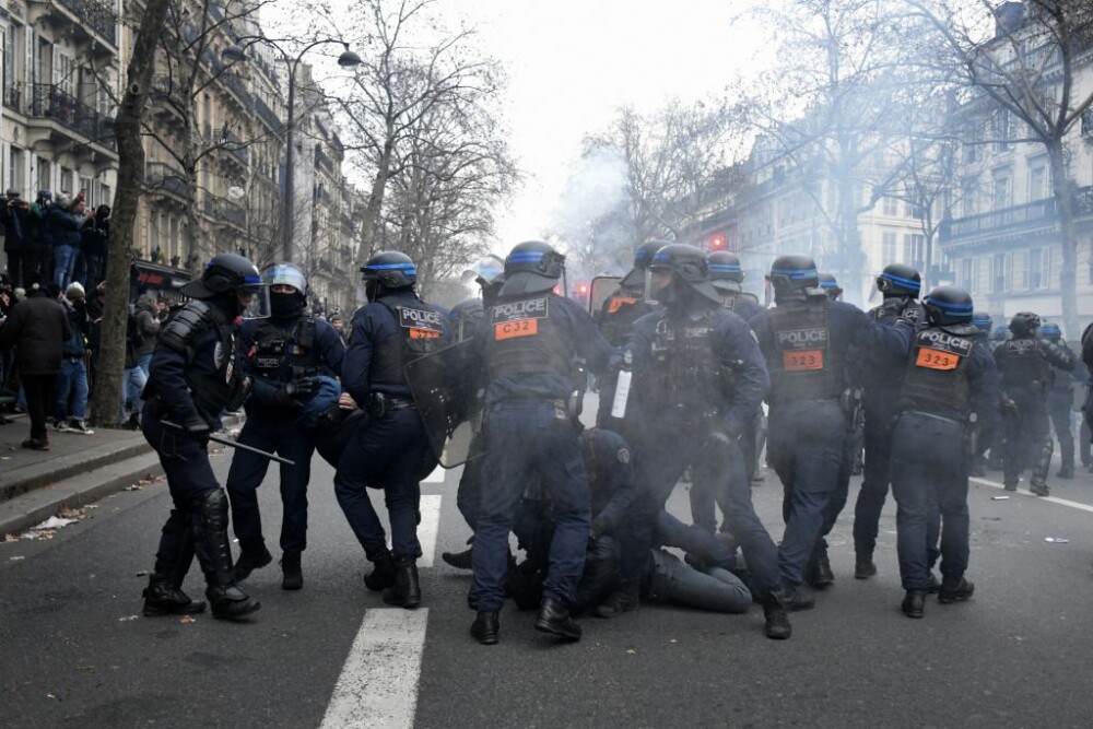 Ciocniri între manifestanţi şi forţe de ordine la Paris. Protestatarii sunt nemulțumiți de creșterea vârstei de pensionare - Imaginea 15