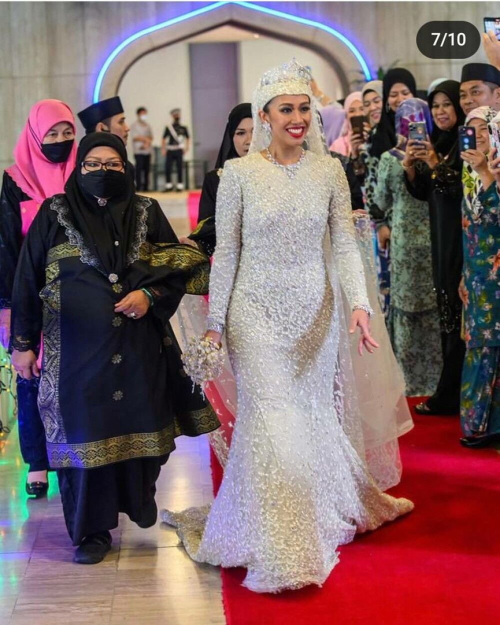 Nuntă regală fastuoasă în Brunei. Prințesa Azemah Bolkiah s-a căsătorit cu verișorul ei, prințul Muda Bahar - GALERIE FOTO - Imaginea 2