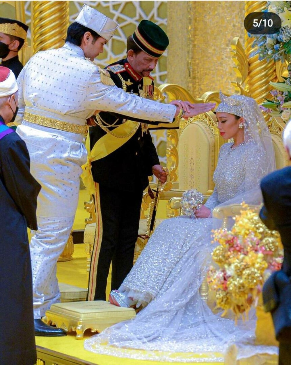 Nuntă regală fastuoasă în Brunei. Prințesa Azemah Bolkiah s-a căsătorit cu verișorul ei, prințul Muda Bahar - GALERIE FOTO - Imaginea 4