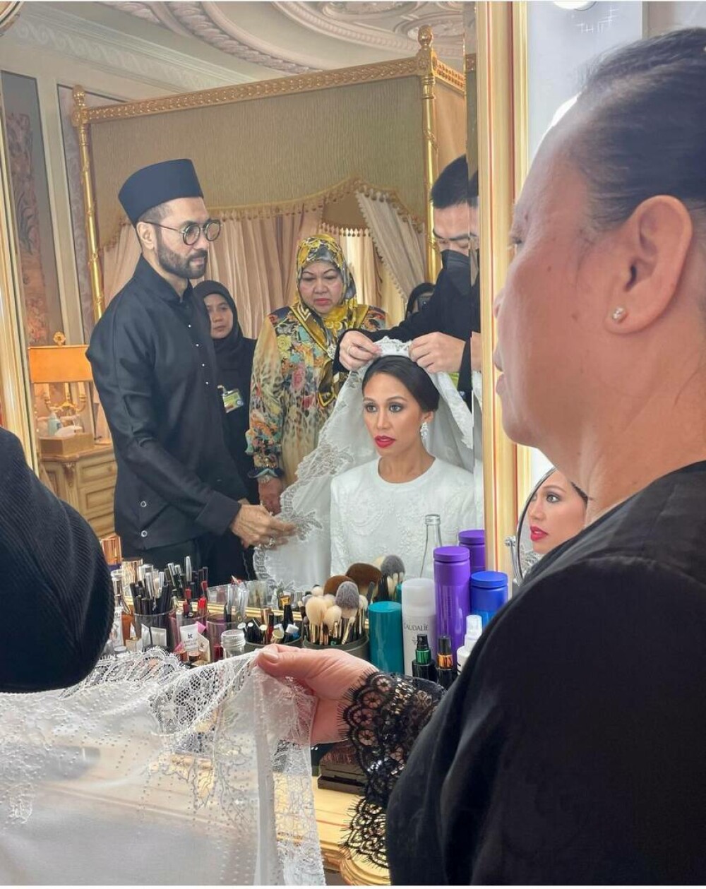 Nuntă regală fastuoasă în Brunei. Prințesa Azemah Bolkiah s-a căsătorit cu verișorul ei, prințul Muda Bahar - GALERIE FOTO - Imaginea 6
