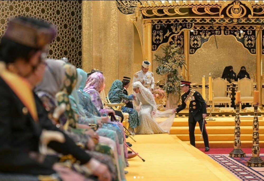 Nuntă regală fastuoasă în Brunei. Prințesa Azemah Bolkiah s-a căsătorit cu verișorul ei, prințul Muda Bahar - GALERIE FOTO - Imaginea 17