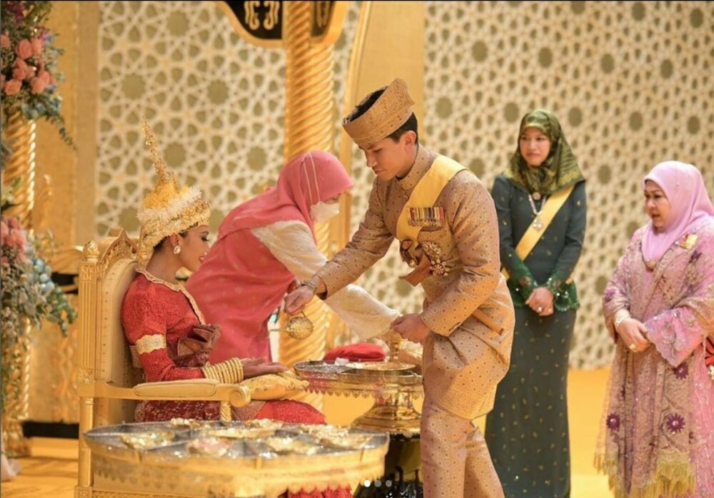 Nuntă regală fastuoasă în Brunei. Prințesa Azemah Bolkiah s-a căsătorit cu verișorul ei, prințul Muda Bahar - GALERIE FOTO - Imaginea 20