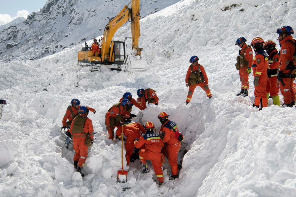 Avalanșă peste o autostradă din Tibet. Autoritățile anunță 28 de morți. VIDEO - Imaginea 1