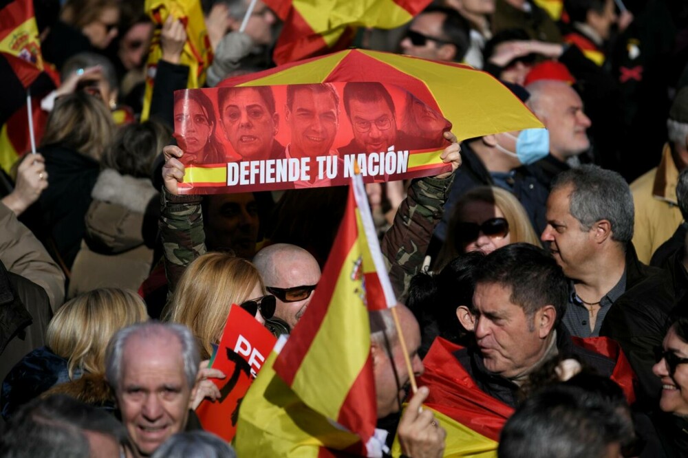 Protest masiv la Madrid, împotriva premierului Sanchez. „A călcat în picioare Constituția” | GALERIE FOTO - Imaginea 3