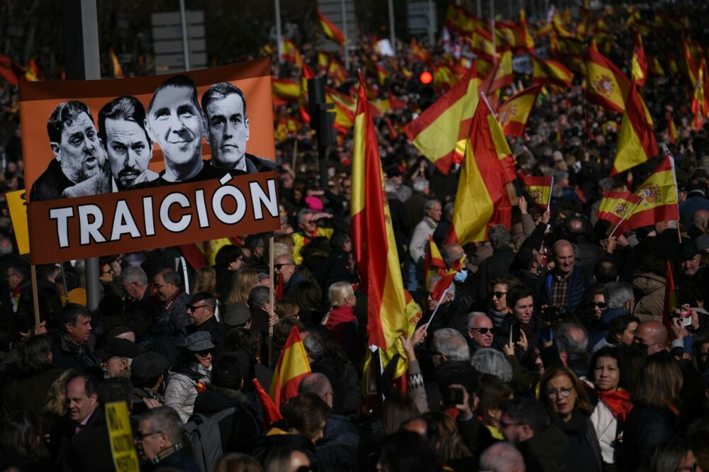 Protest masiv la Madrid, împotriva premierului Sanchez. „A călcat în picioare Constituția” | GALERIE FOTO - Imaginea 4