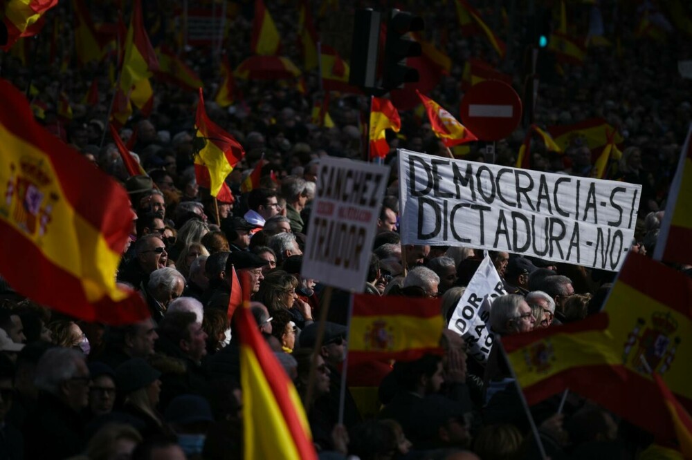 Protest masiv la Madrid, împotriva premierului Sanchez. „A călcat în picioare Constituția” | GALERIE FOTO - Imaginea 6