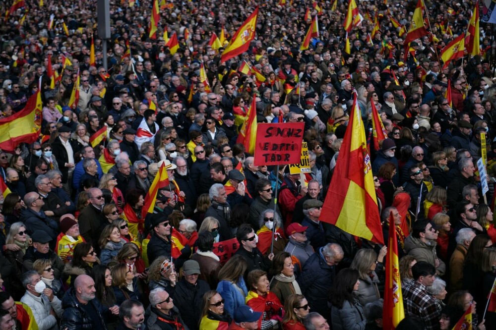 Protest masiv la Madrid, împotriva premierului Sanchez. „A călcat în picioare Constituția” | GALERIE FOTO - Imaginea 7
