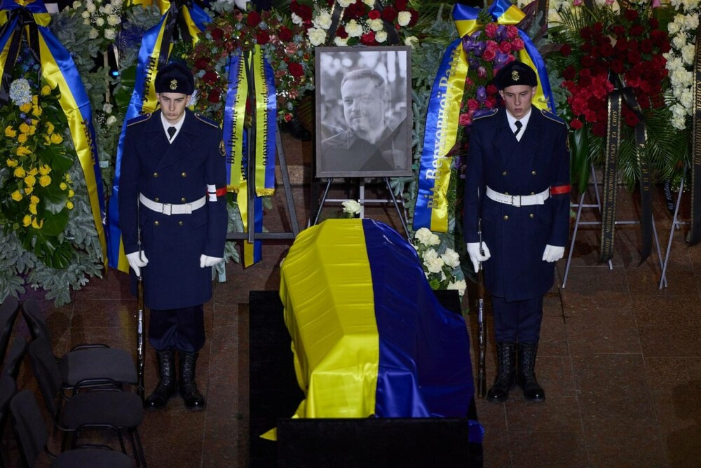 Volodimir Zelenski și Olena Zelenska au participat la înmormântarea victimelor accidentului de elicopter prăbușit în Kiev - Imaginea 1