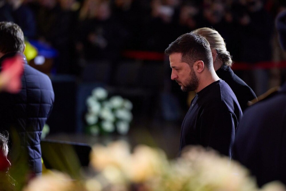 Volodimir Zelenski și Olena Zelenska au participat la înmormântarea victimelor accidentului de elicopter prăbușit în Kiev - Imaginea 2