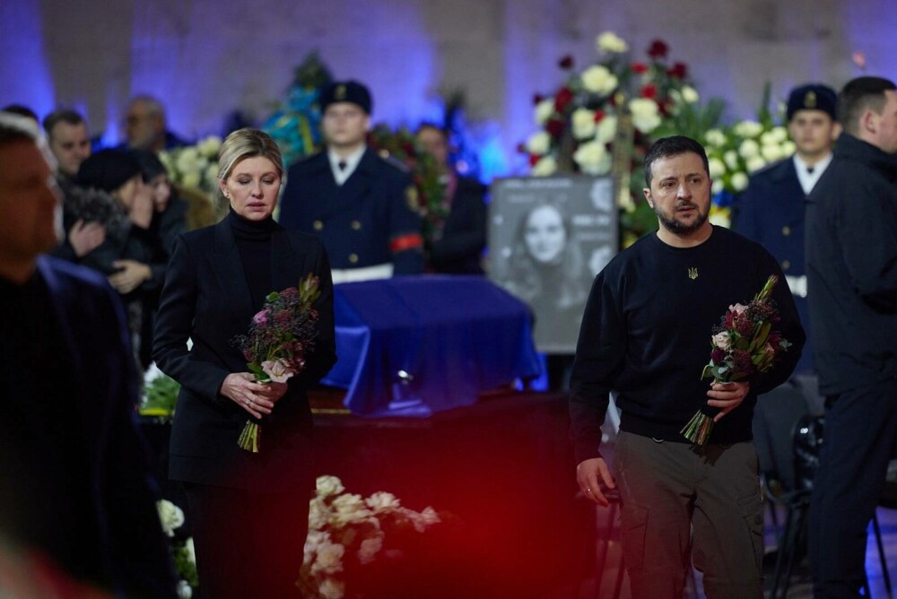 Volodimir Zelenski și Olena Zelenska au participat la înmormântarea victimelor accidentului de elicopter prăbușit în Kiev - Imaginea 3