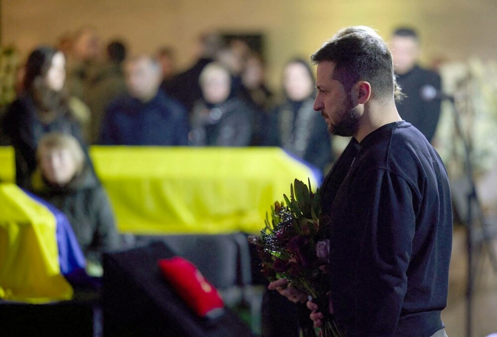 Volodimir Zelenski și Olena Zelenska au participat la înmormântarea victimelor accidentului de elicopter prăbușit în Kiev - Imaginea 5
