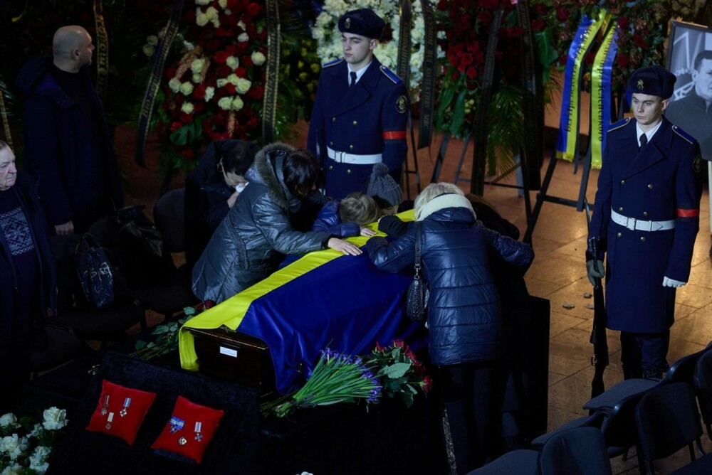 Volodimir Zelenski și Olena Zelenska au participat la înmormântarea victimelor accidentului de elicopter prăbușit în Kiev - Imaginea 6