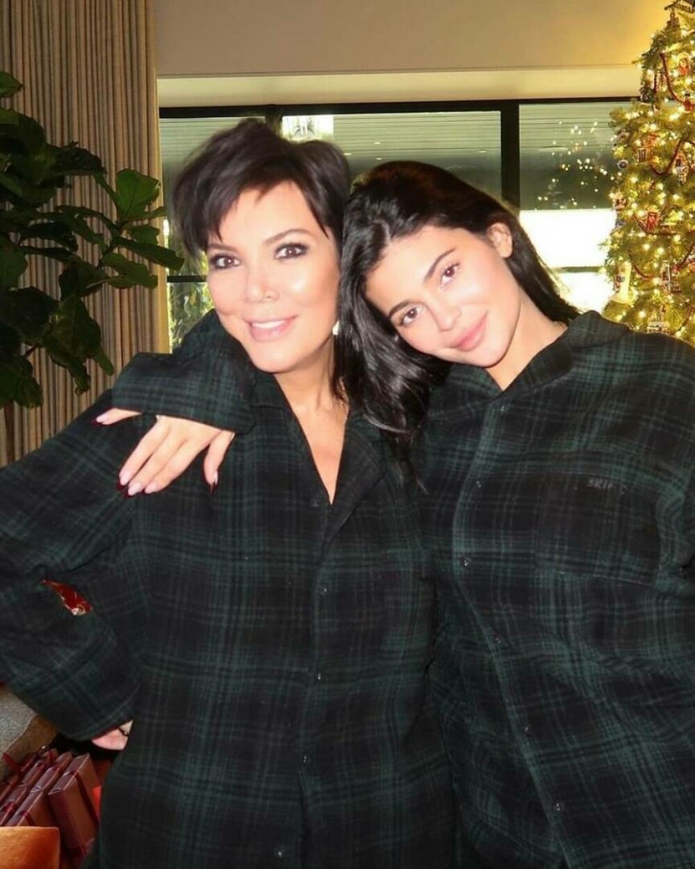Kylie Jenner a dezvăluit numele real al fiului ei. Primele imagini cu băiatul vedetei | GALERIE FOTO - Imaginea 2