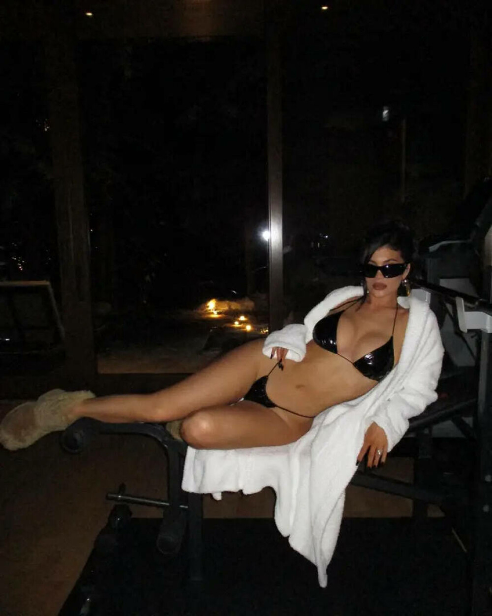 Kylie Jenner recunoaște, după mai mulți ani de negare, că și-a pus implanturi mamare, dar acum spune că regretă - Imaginea 5