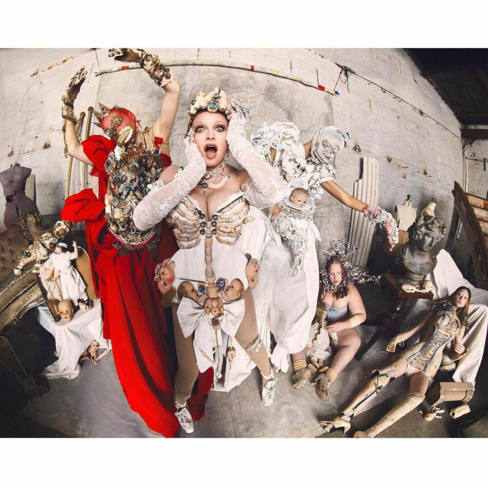 Madonna s-a transformat în Iisus și Fecioara Maria pentru un pictorial Vanity Fair | GALERIE FOTO - Imaginea 6