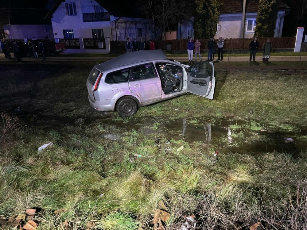 Un șofer beat a vrut să depășească o coloană de mașini și a produs o tragedie, în Satu Mare. FOTO - Imaginea 1