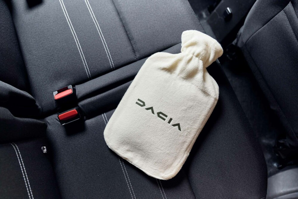 Dacia ironizează BMW. Oferă o ploscă cu apă caldă pentru încălzirea scaunelor. GALERIE FOTO - Imaginea 1