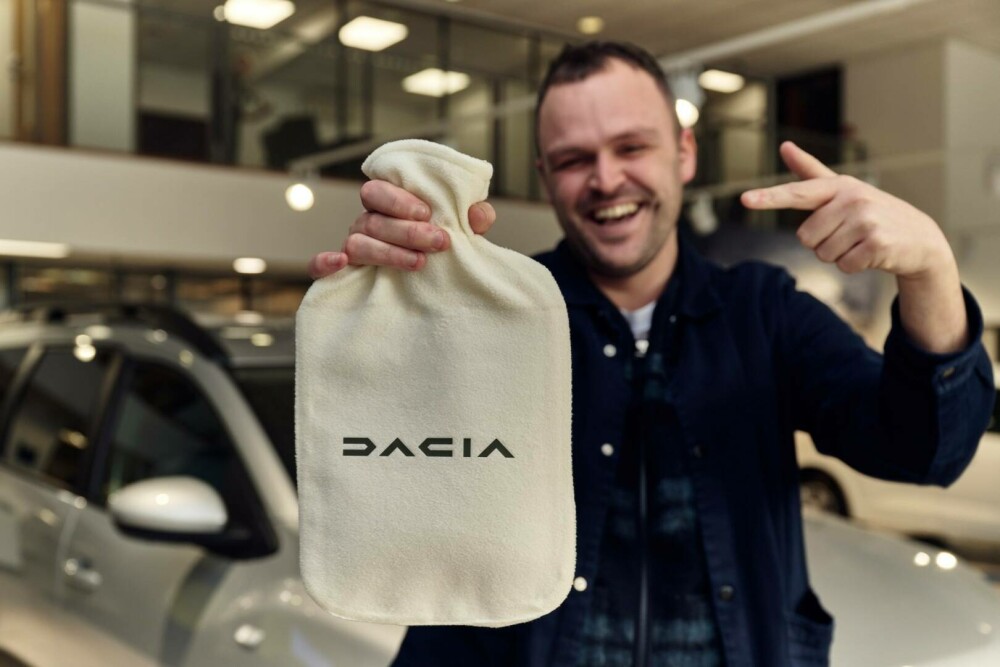 Dacia ironizează BMW. Oferă o ploscă cu apă caldă pentru încălzirea scaunelor. GALERIE FOTO - Imaginea 4