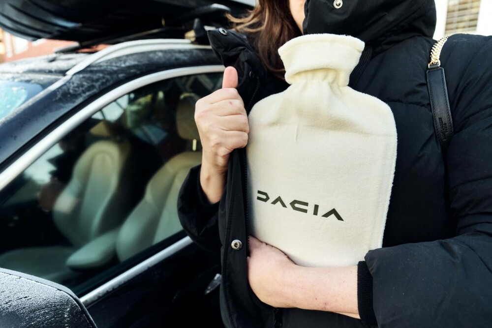 Dacia ironizează BMW. Oferă o ploscă cu apă caldă pentru încălzirea scaunelor. GALERIE FOTO - Imaginea 9