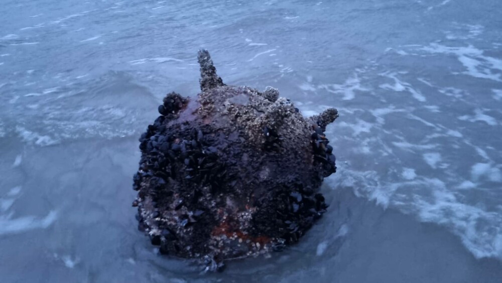 Mina marină descoperită de poliţiştii de frontieră pe plajă, în zona localităţii Sfântu Gheorghe, neutralizată - Imaginea 2