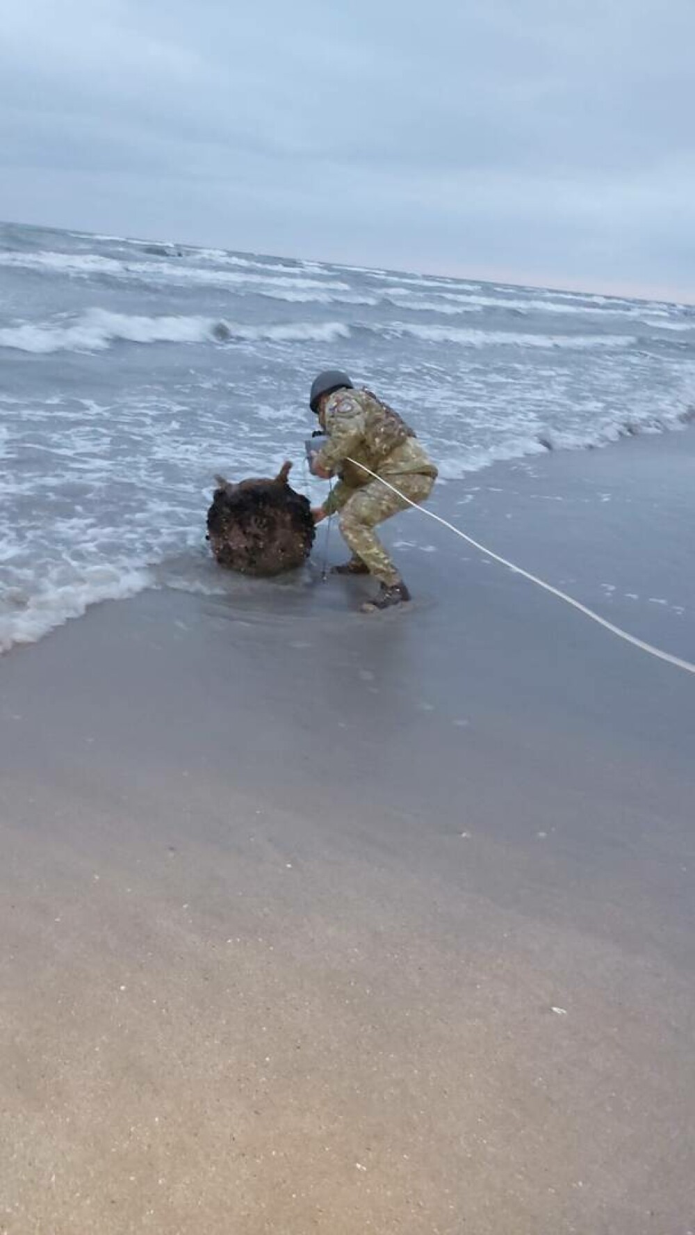 Mina marină descoperită de poliţiştii de frontieră pe plajă, în zona localităţii Sfântu Gheorghe, neutralizată - Imaginea 4