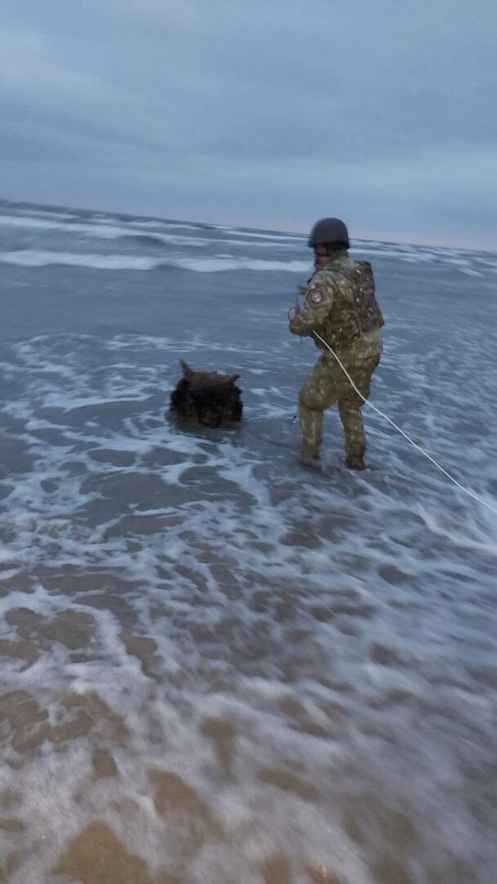 Mina marină descoperită de poliţiştii de frontieră pe plajă, în zona localităţii Sfântu Gheorghe, neutralizată - Imaginea 5