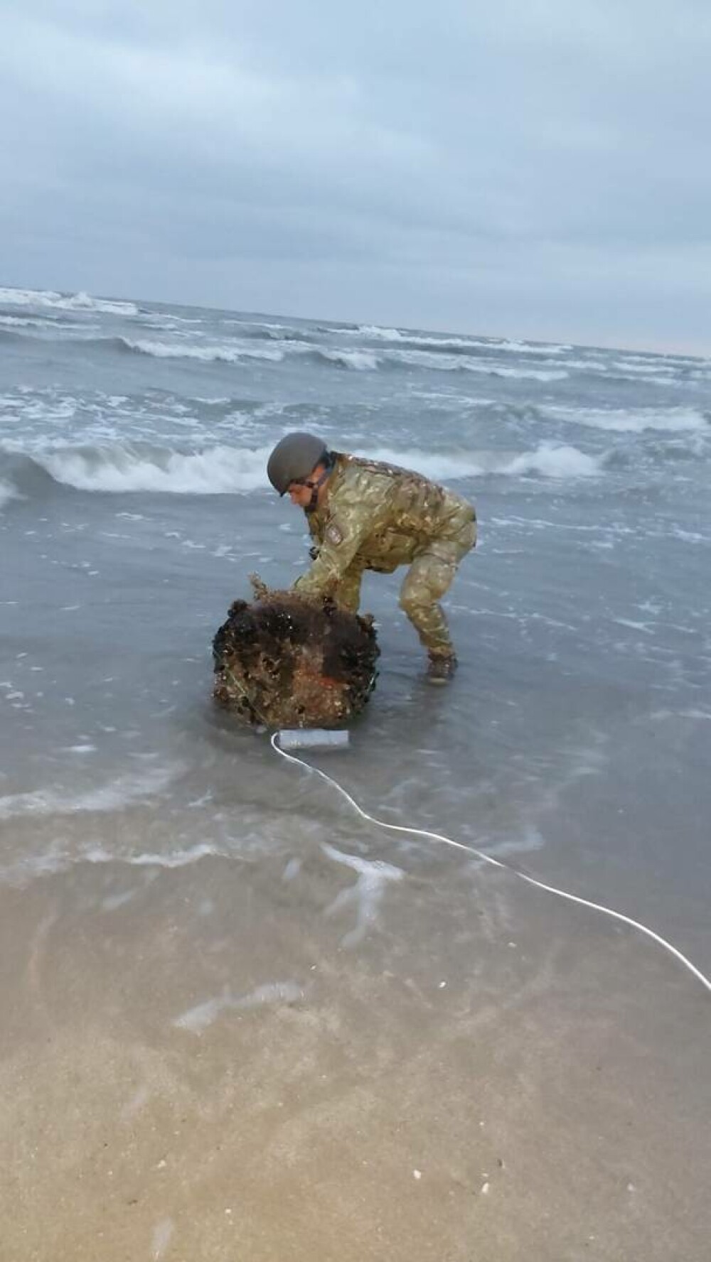 Mina marină descoperită de poliţiştii de frontieră pe plajă, în zona localităţii Sfântu Gheorghe, neutralizată - Imaginea 6