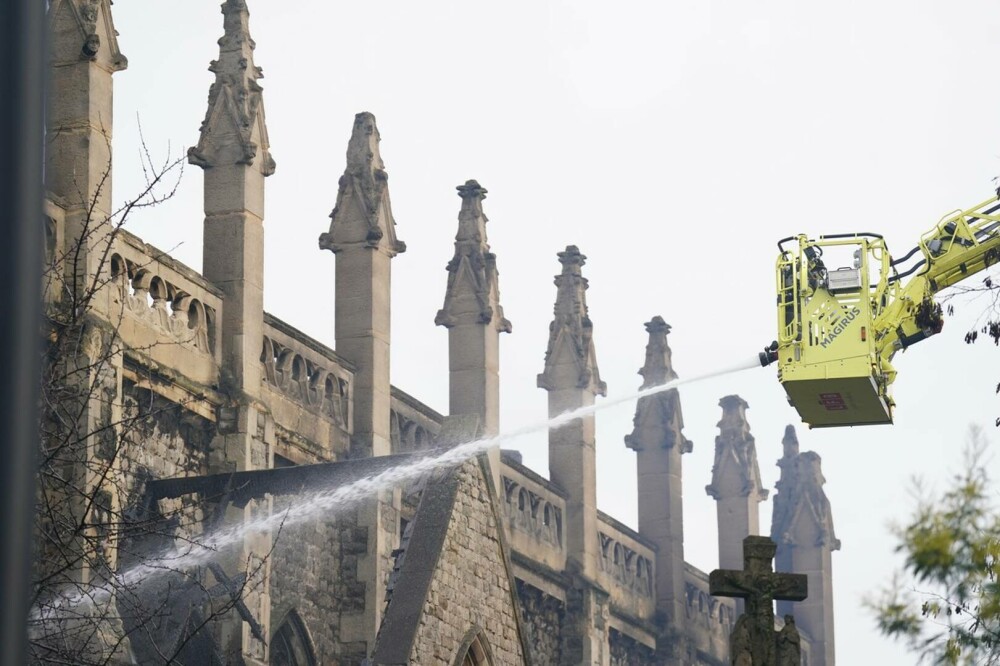 O importantă catedrală din centrul Londrei a fost mistuită de un incendiu puternic. Este complet distrusă GALERIE FOTO - Imaginea 4