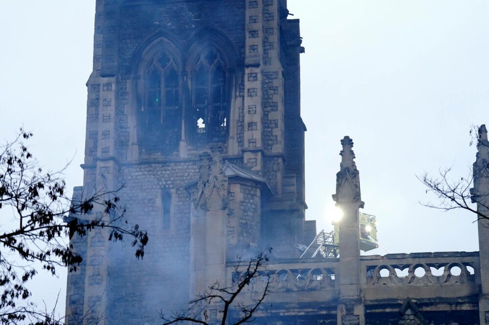 O importantă catedrală din centrul Londrei a fost mistuită de un incendiu puternic. Este complet distrusă GALERIE FOTO - Imaginea 7