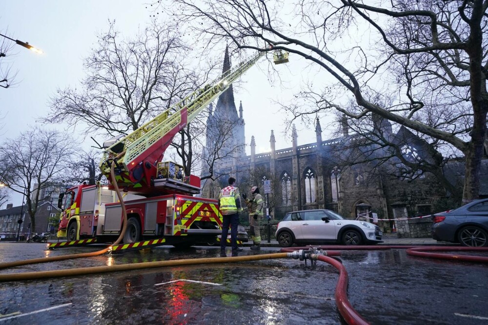 O importantă catedrală din centrul Londrei a fost mistuită de un incendiu puternic. Este complet distrusă GALERIE FOTO - Imaginea 9