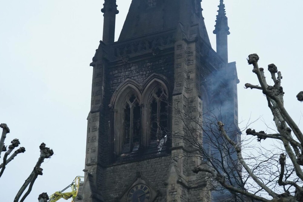 O importantă catedrală din centrul Londrei a fost mistuită de un incendiu puternic. Este complet distrusă GALERIE FOTO - Imaginea 13