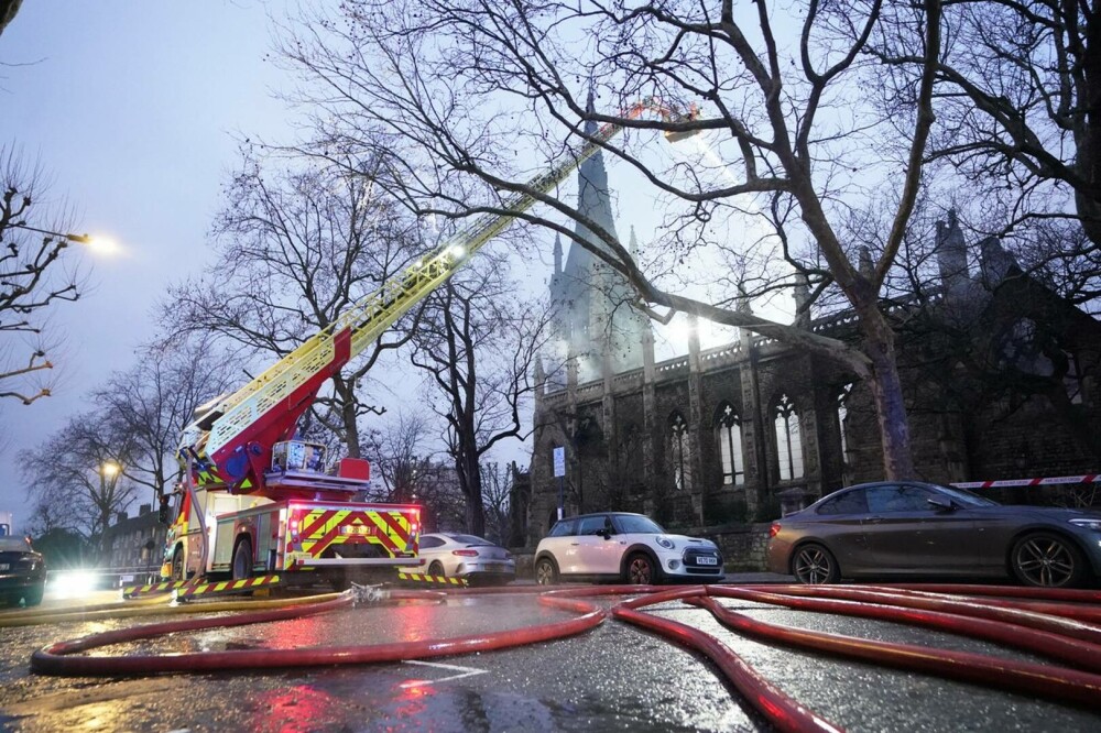 O importantă catedrală din centrul Londrei a fost mistuită de un incendiu puternic. Este complet distrusă GALERIE FOTO - Imaginea 15