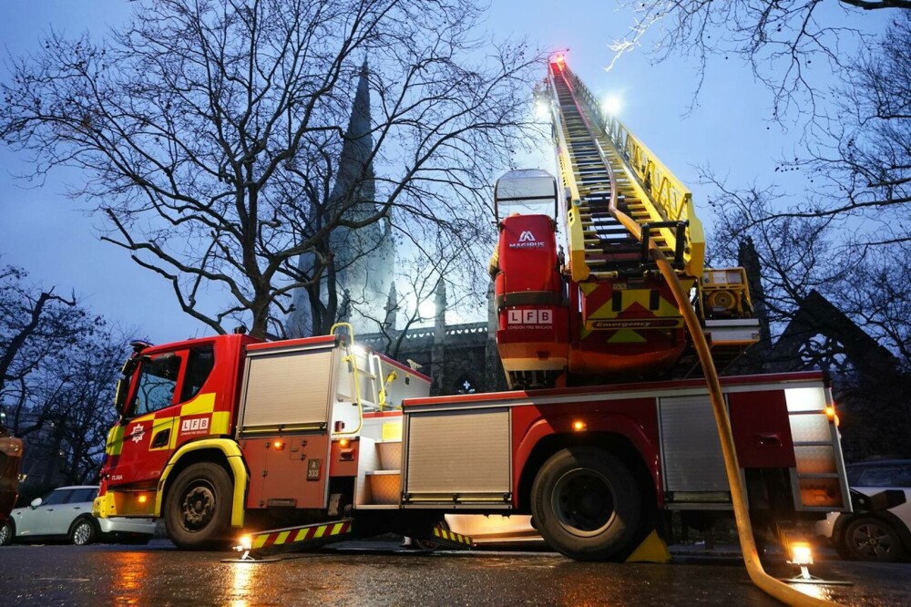 O importantă catedrală din centrul Londrei a fost mistuită de un incendiu puternic. Este complet distrusă GALERIE FOTO - Imaginea 16