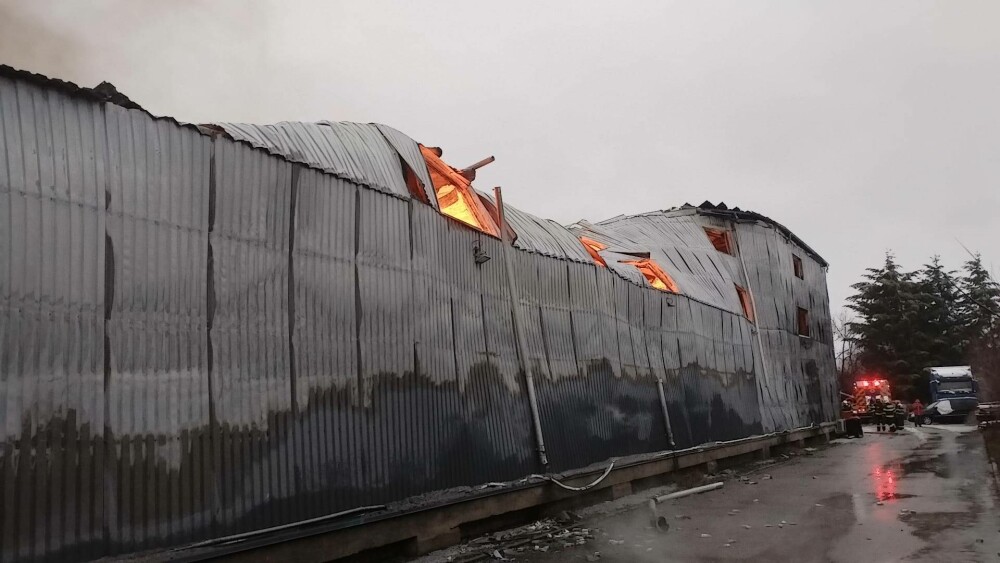 Incendiu puternic la un depozit din Voluntari: Pompierii intervin cu 16 autospeciale. Locatarii unui bloc, evacuați | FOTO - Imaginea 6