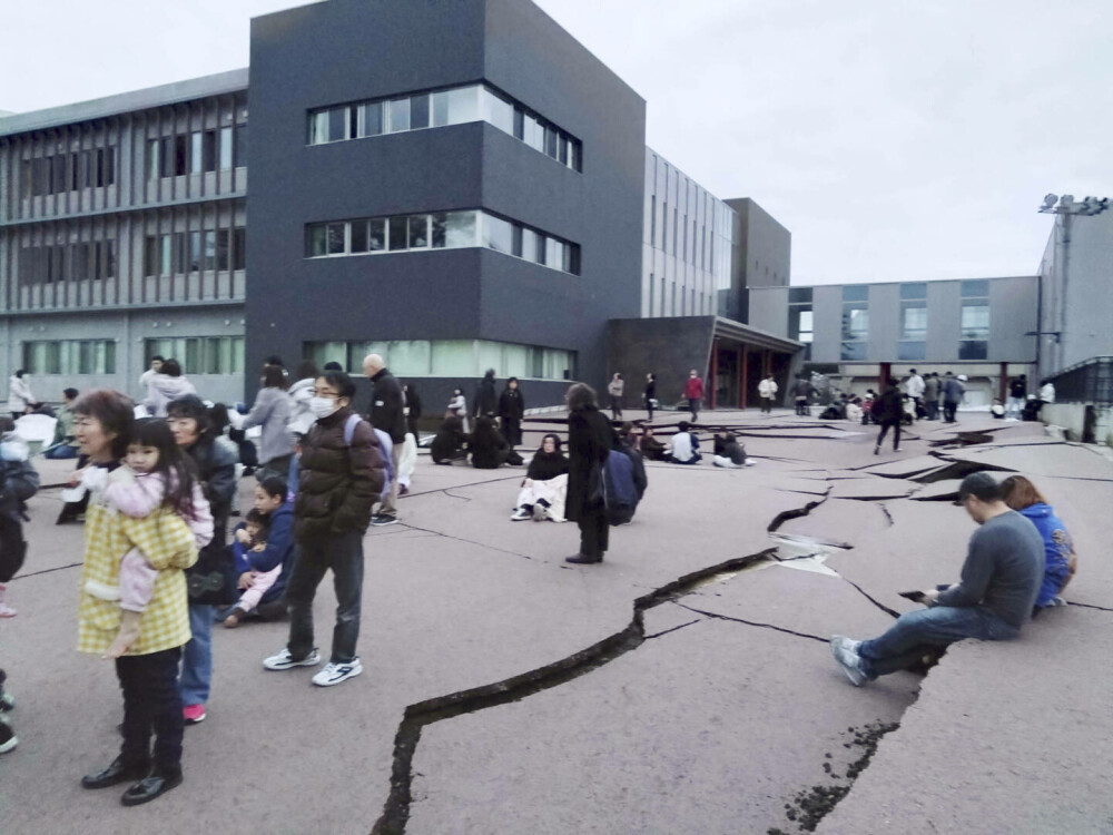 Case prăbușite, șosele avariate și oameni prinși sub dărâmături în Japonia, lovită de zeci de cutremure. GALRIE FOTO - Imaginea 16