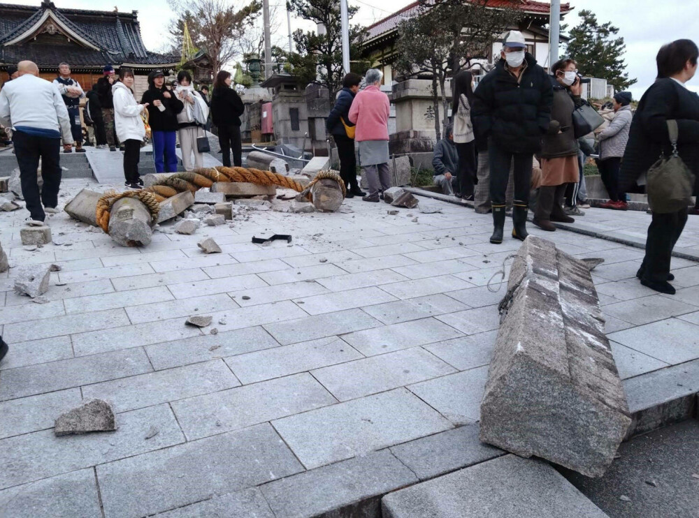 Case prăbușite, șosele avariate și oameni prinși sub dărâmături în Japonia, lovită de zeci de cutremure. GALRIE FOTO - Imaginea 14
