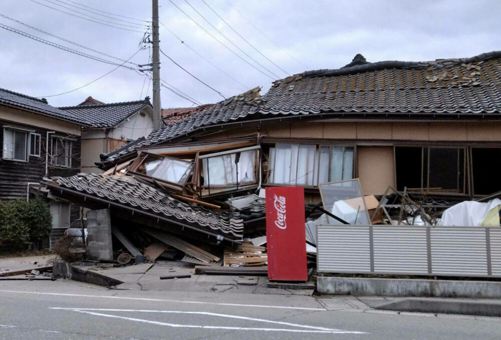 Case prăbușite, șosele avariate și oameni prinși sub dărâmături în Japonia, lovită de zeci de cutremure. GALRIE FOTO - Imaginea 12