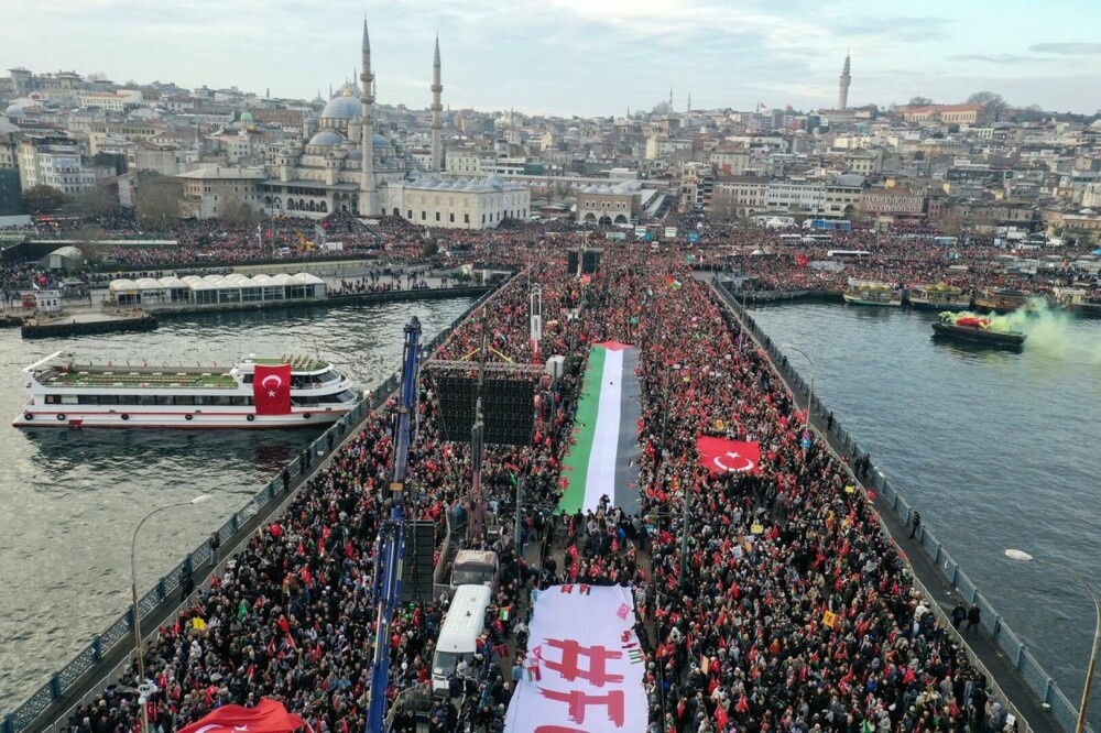 Erdogan a scos în stradă zeci de mii de oameni în prima zi a anului. Manifestație pro-Palestina de amploare. FOTO&VIDEO - Imaginea 15