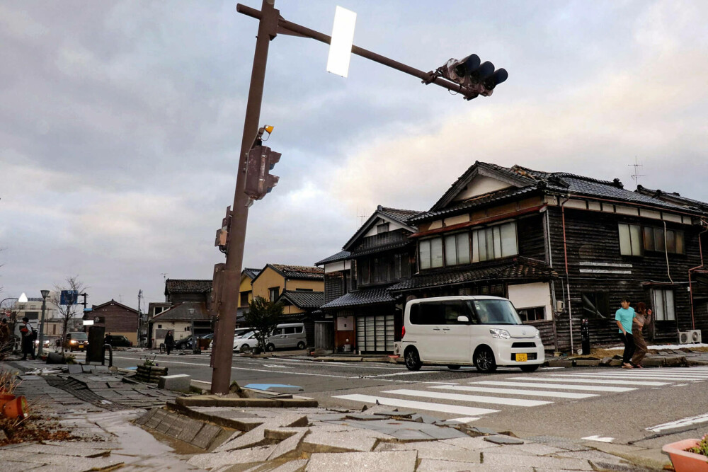 Case prăbușite, șosele avariate și oameni prinși sub dărâmături în Japonia, lovită de zeci de cutremure. GALRIE FOTO - Imaginea 1