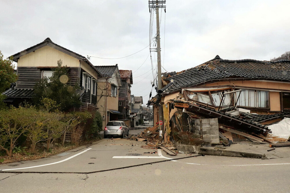 Case prăbușite, șosele avariate și oameni prinși sub dărâmături în Japonia, lovită de zeci de cutremure. GALRIE FOTO - Imaginea 2