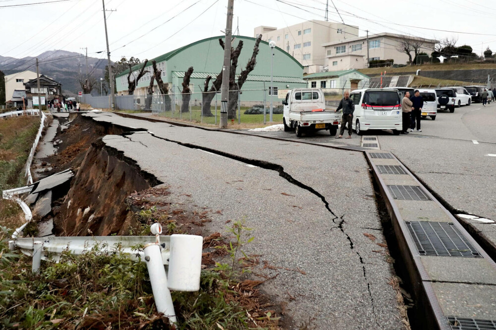 Case prăbușite, șosele avariate și oameni prinși sub dărâmături în Japonia, lovită de zeci de cutremure. GALRIE FOTO - Imaginea 3