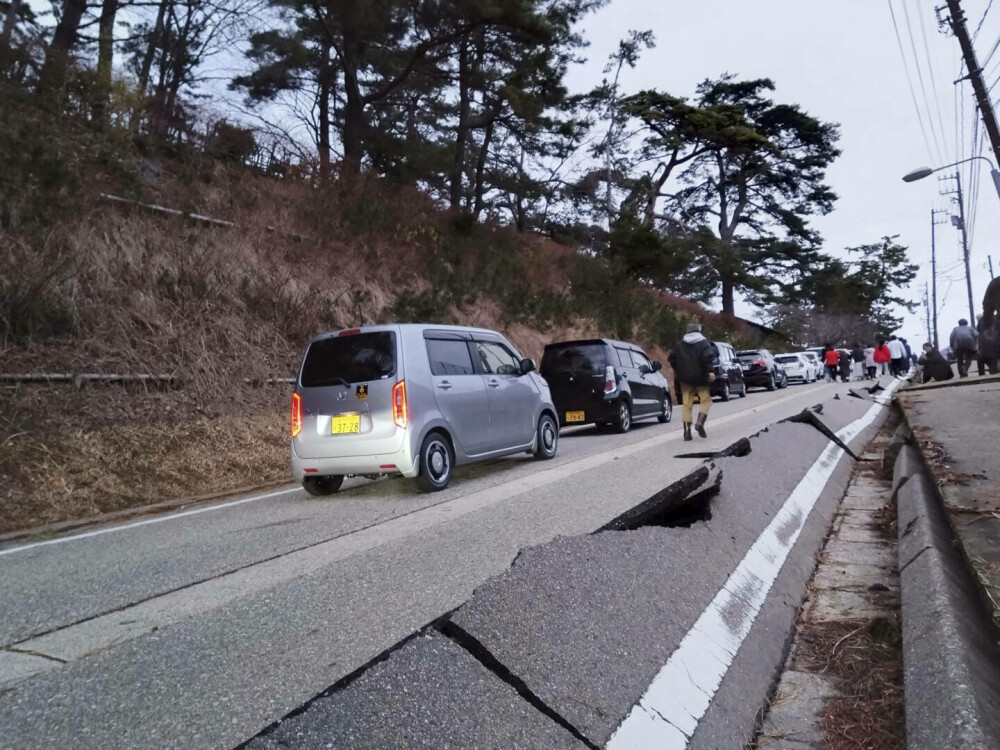 Case prăbușite, șosele avariate și oameni prinși sub dărâmături în Japonia, lovită de zeci de cutremure. GALRIE FOTO - Imaginea 5