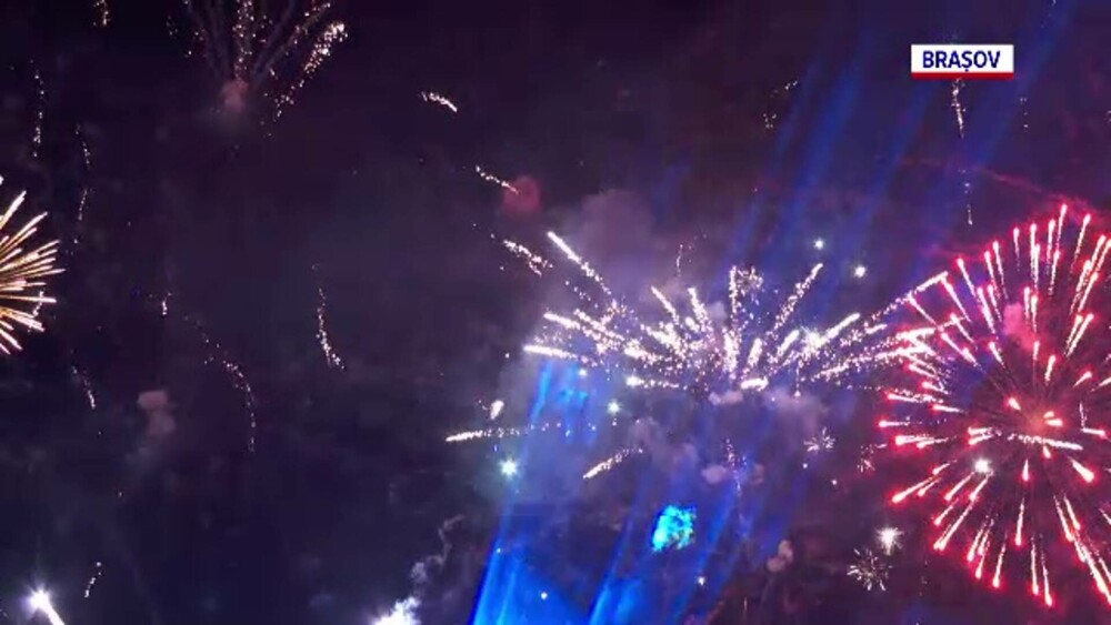 România a trecut în 2024 cu entuziasm și petreceri în marile orașe. În Brașov, show de artificii și lasere timp de 8 minute - Imaginea 1