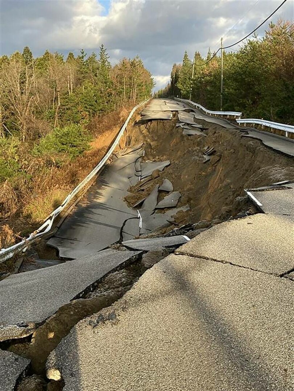 Cel puțin 48 de morți în Japonia, după cutremurul de 7,6. Cursă contracronometru pentru găsirea supravieţuitorilor - Imaginea 17