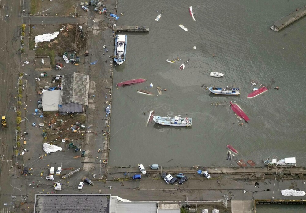 Imagini din satelit arată amploarea dezastrului din Japonia. Pământul s-a ridicat cu 4 metri. „Situația este catastrofală” - Imaginea 19